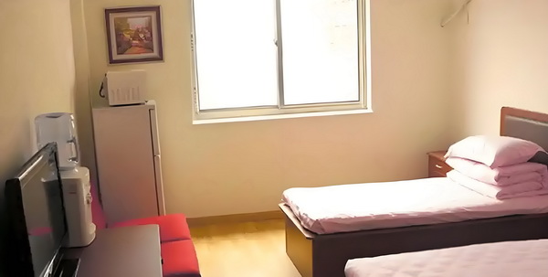 应届生入户深圳要求_演硬汉成名却情路坎坷，8年不敢谈恋爱，遇小10岁的她成宠妻狂魔 却情路坎坷但生不好做意并