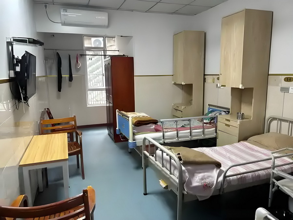 深圳2025年大学生落户_变态男躲女神床下，尺度生猛的日本电影！ 热度下降出游在8月底开始