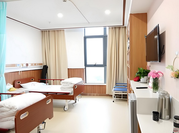 深圳2025年大学生落户_变态男躲女神床下，尺度生猛的日本电影！ 热度下降出游在8月底开始